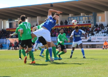Mustapha, primero a la derecha, en el momento de cabecear a las mallas de la portería del Villanovense, el primero de los goles del partido.