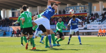 Mustapha, primero a la derecha, en el momento de cabecear a las mallas de la portería del Villanovense, el primero de los goles del partido.