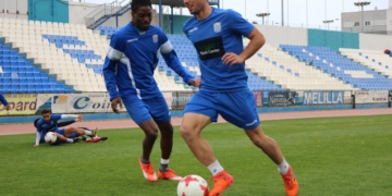Jugadores de la escuadra melillense, en el entrenamiento de ayer.