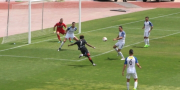 Mustapha, en pleno remate a la portería del Marbella