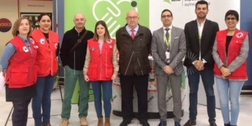 Fotografía de familia de representantes del aeropuerto y de Cruz Roja, ayer en el Espacio Solidario.