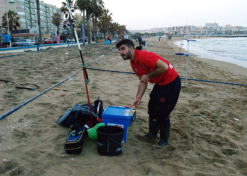 Pescador deportivo, en las playas de nuestra ciudad.