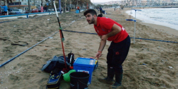 Pescador deportivo, en las playas de nuestra ciudad.