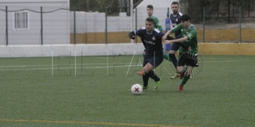 En la segunda mitad mejoró el juego local, aunque sin tener ocasiones para marcar