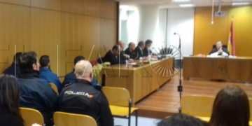 En primera fila, delante de los policías, los tres acusados de asesinato, uno de los cuales fue hallado no culpable.