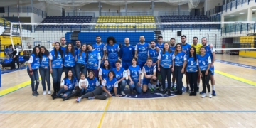 Jugadoras de la escuadra melillense junto a los componentes de la primera plantilla del CV Melilla