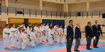 Imágen de la competición, con la entrega de trofeos al final el evento celebrado en el Javier Imbroda