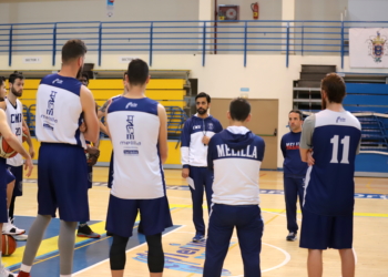 El técnico del Decano, en la charla antes del inicio de la sesión de entrenamiento de este lunes.
