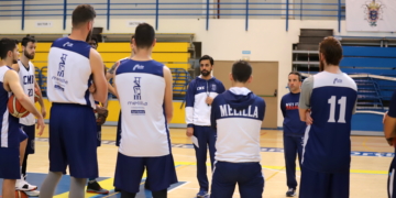 El técnico del Decano, en la charla antes del inicio de la sesión de entrenamiento de este lunes.