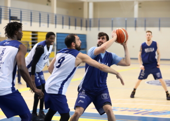 Jugadores del Melilla Baloncesto, en plena sesión de entrenamiento.