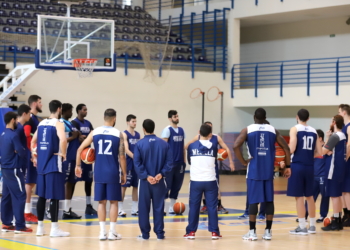 Charla del primer entrenador del Melilla Baloncesto a todos sus jugadores, antes del inicio del entrenamiento