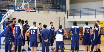 Charla del primer entrenador del Melilla Baloncesto a todos sus jugadores, antes del inicio del entrenamiento