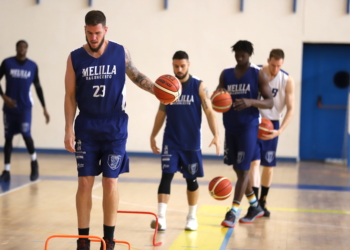 Jugadores del Melilla Baloncesto, en la sesión de tiro en el pabellón Imbroda Ortiz.