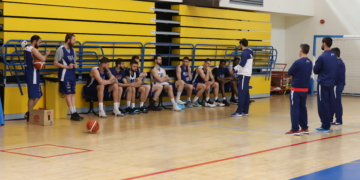 Charla del técnico local con todos los jugadores de su primera plantilla.