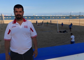 Salim Abdelkader, en la playa de San Lorenzo.
