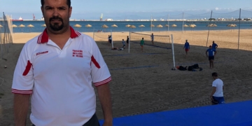 Salim Abdelkader, en la playa de San Lorenzo.