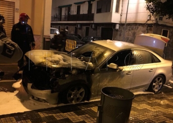 Bomberos interviene para apagar el fuego de un vehículo en la calle Jiménez Iglesias