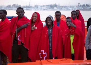 GRAF2754. MOTRIL (GRANADA), 25/04/2018.- Llegan al puerto de Motril los 38 inmigrantes de origen subsahariano que han sido rescatadas esta tarde por Salvamento Marítimo mientras navegaban en una patera en las cercanías de la isla de Alborán. EFE/Miguel Paquet