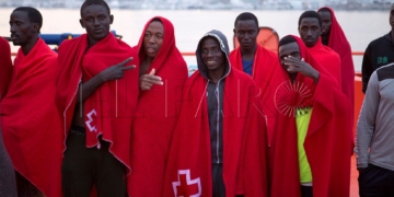 GRAF2754. MOTRIL (GRANADA), 25/04/2018.- Llegan al puerto de Motril los 38 inmigrantes de origen subsahariano que han sido rescatadas esta tarde por Salvamento Marítimo mientras navegaban en una patera en las cercanías de la isla de Alborán. EFE/Miguel Paquet