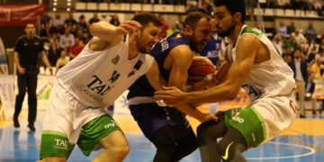 Dani Rodríguez intenta llevarse el balón entre dos jugadores del Tau Castelló.