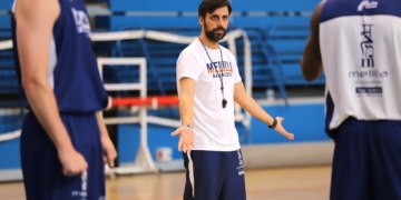 Alcoba da las últimas instrucciones a sus jugadores de cara al partido de esta noche, durante el entrenamiento celebrado en la matinal de ayer jueves.
