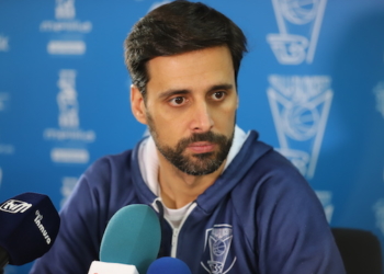 A Alejandro Alcoba, técnico del conjunto melillense, le preocupa el ambiente ACB que van a vivir en la cancha manresana, con más de 5.000 aficionados en contra.
