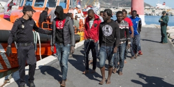 GRAF7388. MOTRIL (GRANADA), 14/05/2018.- Las 35 personas de origen subsahariano, entre ellas nueve mujeres y cuatro niños de corta edad, que han sido rescatados de una patera por efectivos de Salvamento Marítimo a 16 millas al noroeste de la isla de Alborán han llegado en buenas condiciones de salud al puerto de Motril. EFE/PAQUET