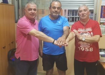 Javi Martínez, presidente de la entidad, junto a Revuelta y Juan Carlos Martínez tras cerrar el fichaje del técnico.