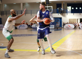 El jugador canario, en una de las jugadas de la eliminatoria frente al Tau Castelló.