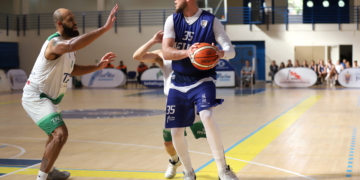 El jugador canario, en una de las jugadas de la eliminatoria frente al Tau Castelló.