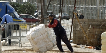 GRA301. MELILLA, 19/01/2016.- La tranquilidad regresa al paso fronterizo de Barrio Chino de Melilla tras el tumulto que ha tenido lugar esta mañana, como consecuencia del cual dos guardias civiles ha resultado heridos, uno más grave, con una brecha en la frente, por la que ha recibido nueve puntos de sutura y, otro menos grave, con un fuerte golpe en un brazo. EFE/F. G. Guerrero
