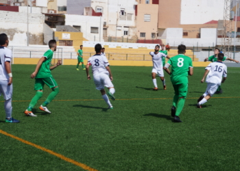 El conjunto de la Peña Real Madrid, en uno de sus partidos disputados en La Espiguera.