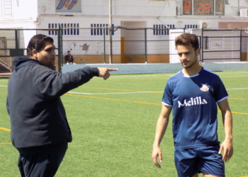 Felipe Heredia dando consignas a uno de sus jugadores en el enfrentamiento, como local, ante el Atlético Mancha Real.