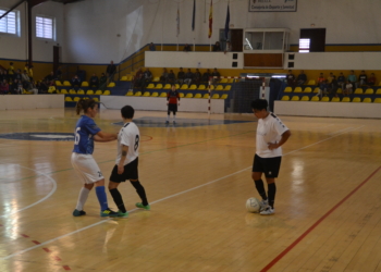 Raquel Souza, con el balón, en uno de los partidos de la presente temporada.