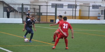 Farid, con el balón, uno de los jugadores que se ha salvado de este año.