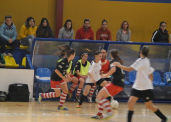 La joven melillense, Nerea, con el balón, ha dado un paso adelante en el equipo del Torreblanca.