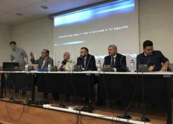 Imagen de los componentes de la mesa en la Asamblea General de la UD Melilla