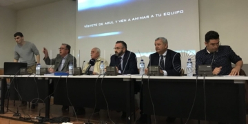 Imagen de los componentes de la mesa en la Asamblea General de la UD Melilla