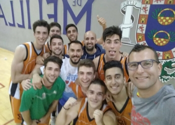 Baloncestistas del Enrique Soler festejando su triunfo liguero.