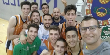 Baloncestistas del Enrique Soler festejando su triunfo liguero.