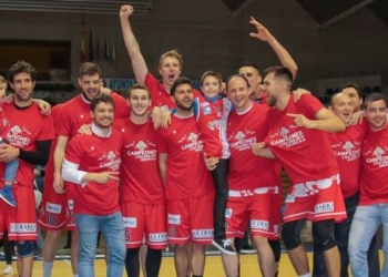 Baloncestistas de la escuadra cántabra, en los festejos por lograr clasificarse a la última fase de ascenso de categoría a la LEB Plata.