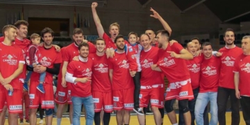 Baloncestistas de la escuadra cántabra, en los festejos por lograr clasificarse a la última fase de ascenso de categoría a la LEB Plata.