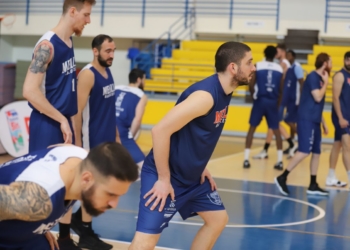 Jugadores de la primera plantilla del Club Melilla Baloncesto, en la sesión de entrenamiento que se celebró ayer por la mañana.