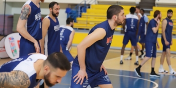 Jugadores de la primera plantilla del Club Melilla Baloncesto, en la sesión de entrenamiento que se celebró ayer por la mañana.