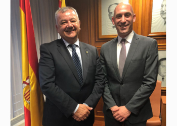 El presidente de la RFEF, Luis Rubiales (d), junto a Diego Martínez, de la Melillense.