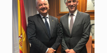 El presidente de la RFEF, Luis Rubiales (d), junto a Diego Martínez, de la Melillense.