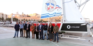 Directiva del Real Club Marítimo de Melilla junto a la nueva embarcación adquirida.
