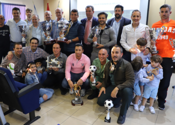 Foto de familia de todos los ganadores con sus respectivos trofeos.