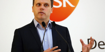GRA052. MADRID, 10/07/2017.- El doctor en Economía y profesor de Economía Global y Finanzas, Daniel Lacalle, pronuncia la conferencia "Brexit, un nuevo marco europeo" en el desayuno informativo organizado por Executive Forum hoy en Madrid. EFE/Sergio Barrenechea