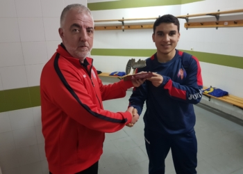 El entrenador melillense (i) junto al jugador local Ali.
